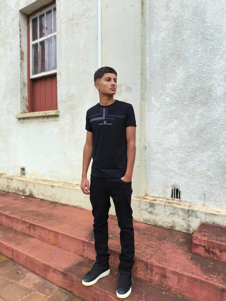 Camisetas Masculinas Gola Redonda Básicas com Caimento Confortável Preta com Detalhes