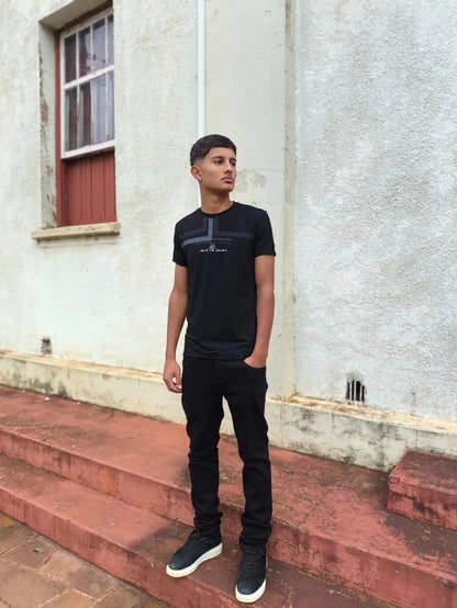Camisetas Masculinas Gola Redonda Básicas com Caimento Confortável Preta com Detalhes