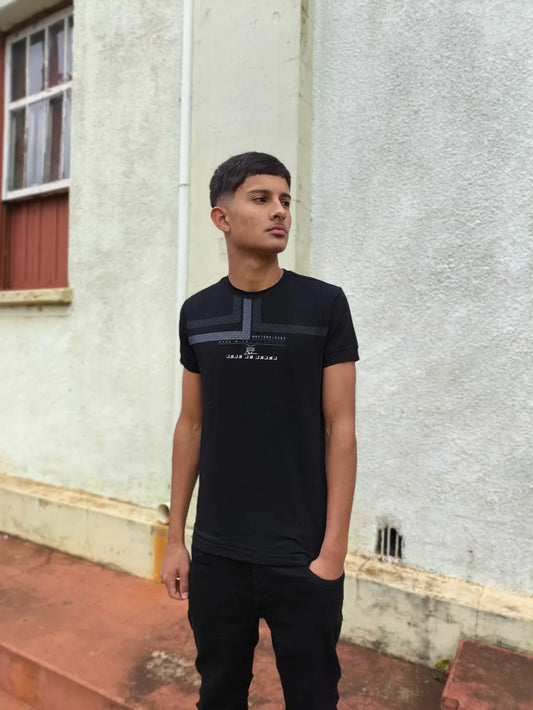 Camisetas Masculinas Gola Redonda Básicas com Caimento Confortável Preta com Detalhes